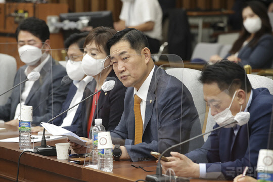 신원식 국민의힘 의원이 20일 오전 서울 여의도 국회 본관에서 열린 당 원내대책회의에서 국회 국방위원회 여당 간사 자격으로 발언하고 있다.<국민의힘 홈페이지 사진>